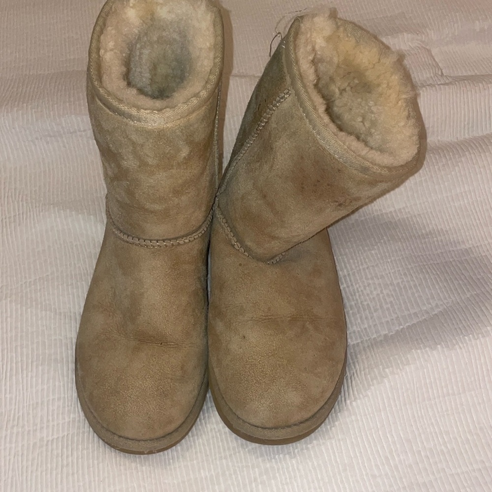 Woman's Tan ugg boots size 6